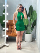 Vestido Curto Plissado Suzana – Malha Romantic com Decote Profundo e Argola